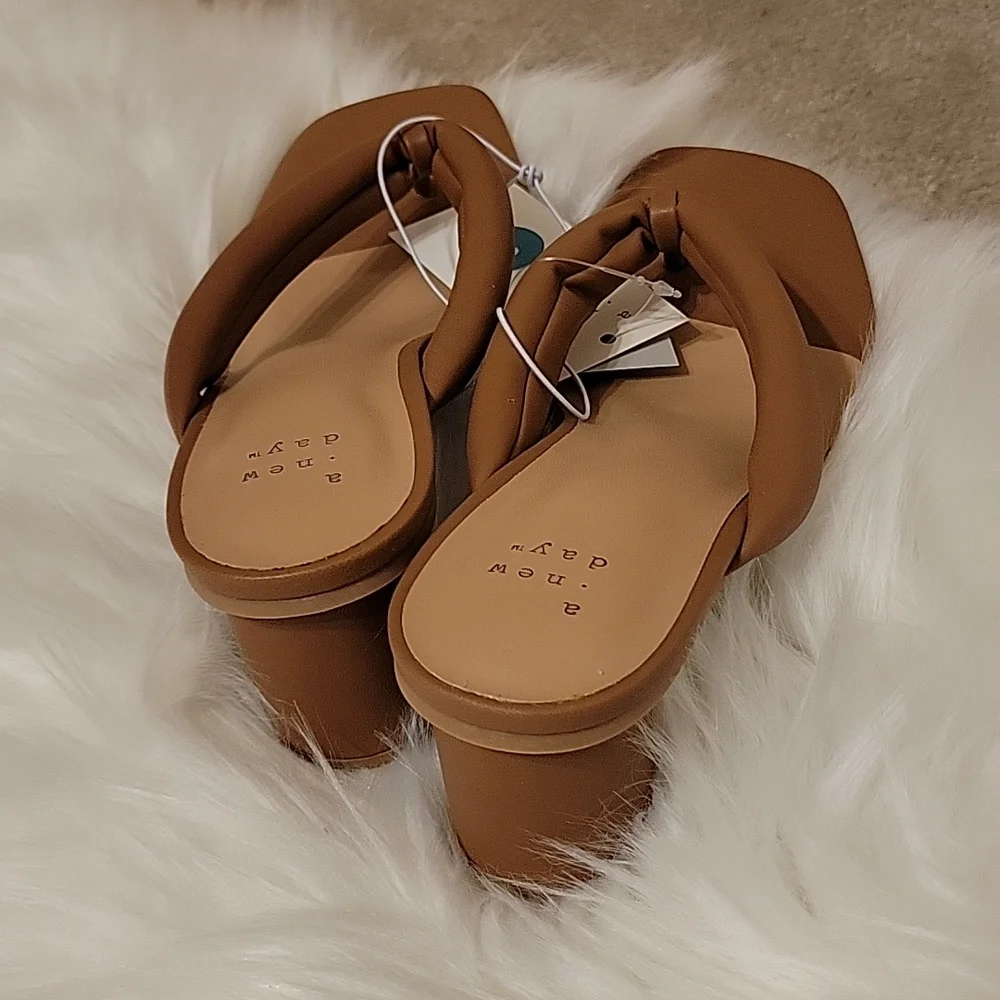 A New Day Elvie Round Heel Sandals Brown Memory Foam insole padded strap 8 New… - Picture 6 of 11